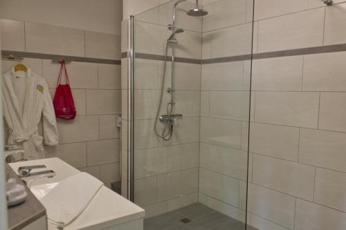 a bathroom with a shower with a glass door at Inselblume 16 - Ferienwohnung mit Meerblick in der Strandburg B2.6 in Burgtiefe auf Fehmarn 