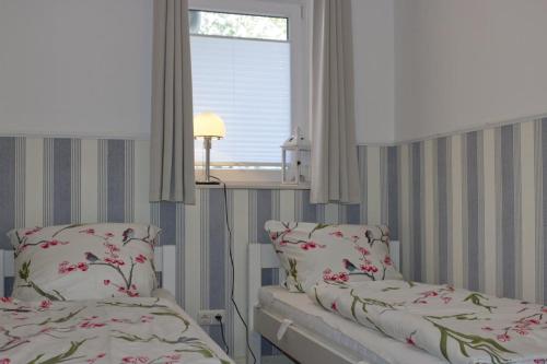 a bedroom with a bed and a window at Inselblume 36 - Schöne Ferienwohnung in Neue Tiefe in Neue Tiefe Fehmarn