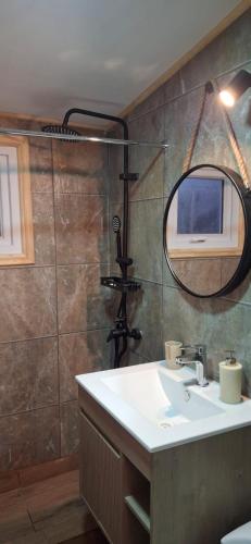 a bathroom with a sink and a mirror at Cabaña Los Carpinteros in Cochrane