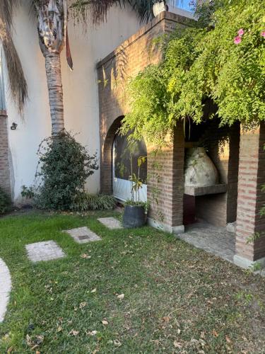 科尔多瓦Gravensteen Urca的庭院中带砖壁炉的房子