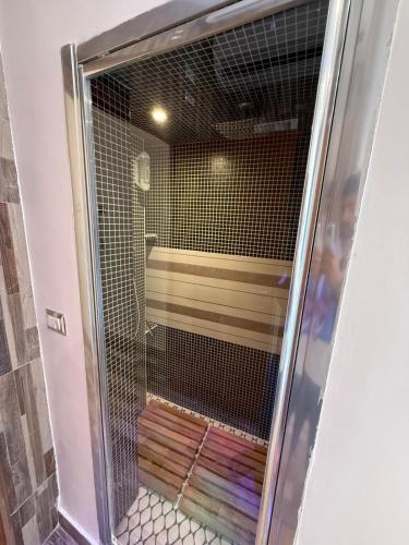 a shower with a cage in a bathroom at La Casa del Caribe in Mola di Bari