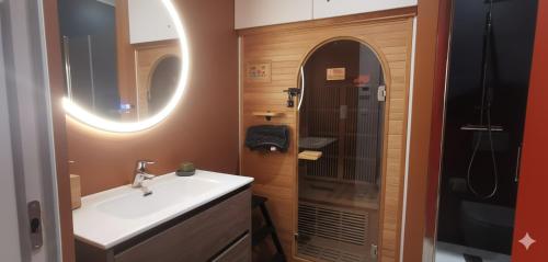a small bathroom with a sink and a shower at Appartement Cosy avec Sauna - Angouleme - 4 personnes in Angoulême