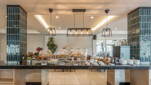 a restaurant with a buffet of food on a counter at Golden Jade Suvarnabhumi in Lat Krabang