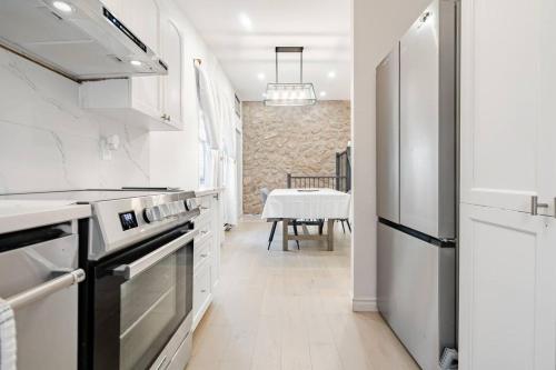 Η κουζίνα ή μικρή κουζίνα στο Top Rated Vacation place Montreal