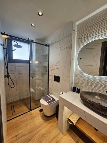 Un baño con ducha, inodoro y lavabo. en Ethereal Residences Nafplio 1, en Nauplia