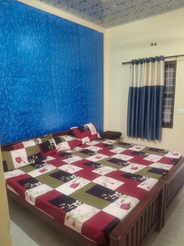 RamakkalmeduにあるSafayar Home Stayの青い壁の大きなベッドのある寝室