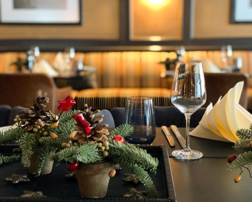 une table avec des décorations de Noël sur une table dans un restaurant dans l'établissement Grand Hotel Seeschlösschen Sea Retreat & SPA, à Timmendorfer Strand