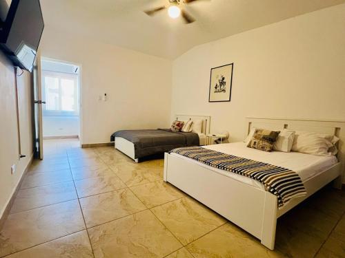 Postel nebo postele na pokoji v ubytování Casa Céntrica con Alberca!