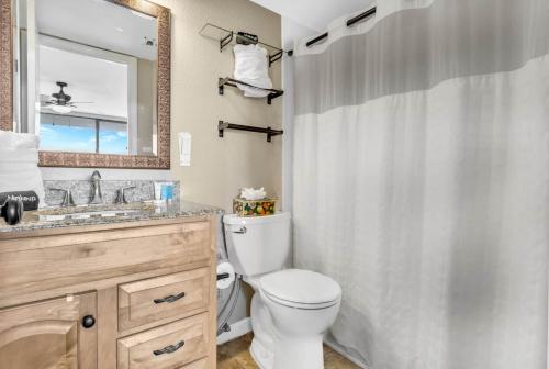 Vannituba majutusasutuses Direct Oceanfront Condo Beautifully Remodeled