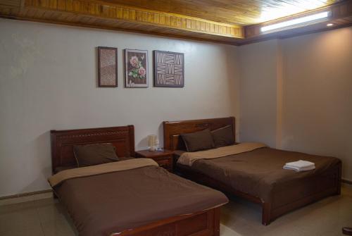 a room with two beds in a room at Sapa Central House in Sapa