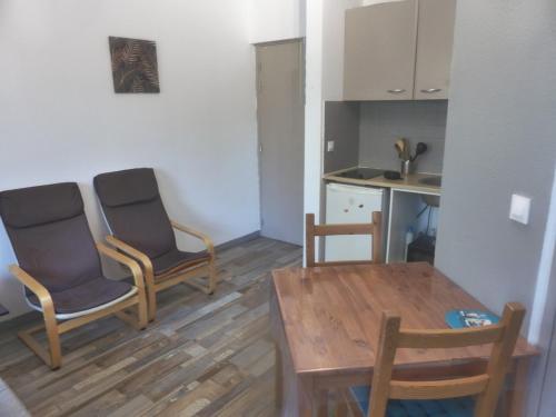 Η κουζίνα ή μικρή κουζίνα στο Studio au calme - 10 min des cures thermales à pied