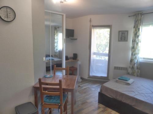 Ένα ή περισσότερα κρεβάτια σε δωμάτιο στο Studio au calme - 10 min des cures thermales à pied