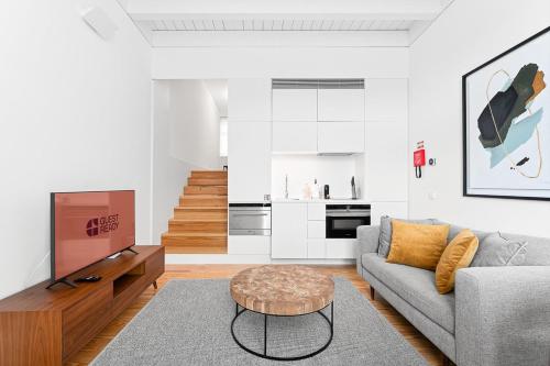 un soggiorno con un divano e un tavolino da caffè di GuestReady - D. Hugo Boutique Hotel B&B a Porto