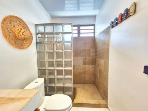 a bathroom with a shower with a toilet at Charmant logement avec accès privé à la plage in Moorea