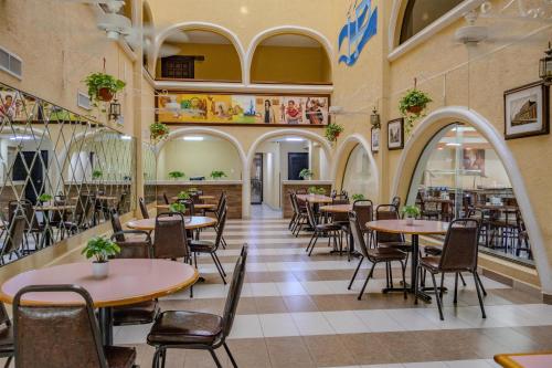 a restaurant with tables and chairs in a room at Best Western Hotel Plaza Matamoros in Matamoros