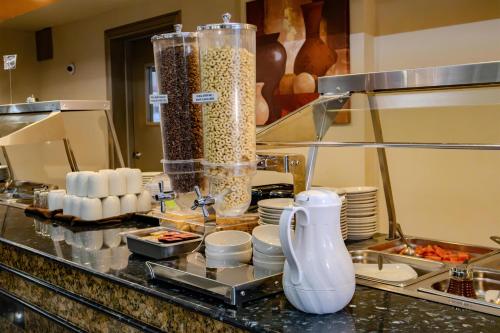 una línea de buffet con comida en un restaurante en Best Western Hotel Plaza Matamoros, en Matamoros