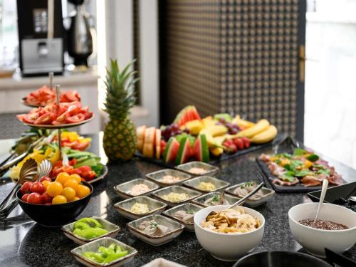 Un buffet con muchos tipos diferentes de comida en una mesa. en Mercure Tokaj Center, en Tokaj