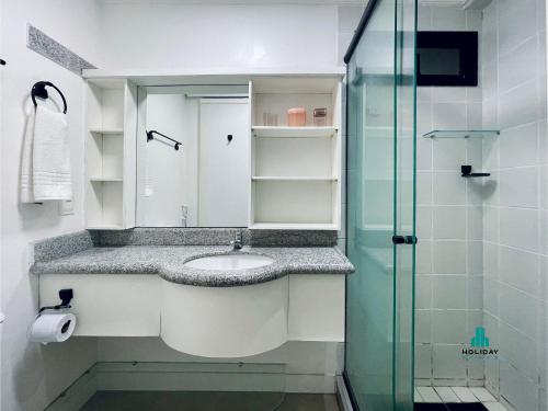 een badkamer met een wastafel en een glazen douche bij Scala Residenza By Holiday Stays in Fortaleza