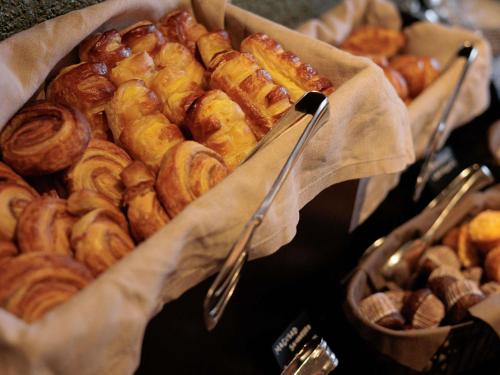 Un montón de diferentes tipos de pasteles en cestas. en Mercure Tallinn, en Tallin