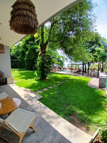 Κήπος έξω από το El Xalli Hotel