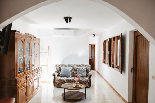 Parada de EsterにあるCasa dos Costasの椅子とテーブルのあるリビングルーム