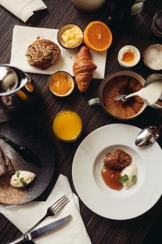 Una mesa de madera con platos de comida encima. en Varbergs Kusthotell, en Varberg