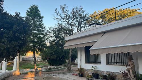 MatolaにあるCa Didiの白い建物の外に立つ男