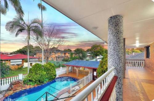 - une vue depuis le balcon d'une maison avec piscine dans l'établissement Mains Rd 舒适双人间2张床2, à Brisbane