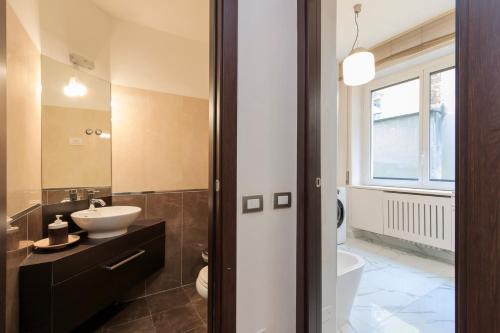 Family Apartment, Duomo 12 min Walk, 5 Guests, Near Covered PARKING