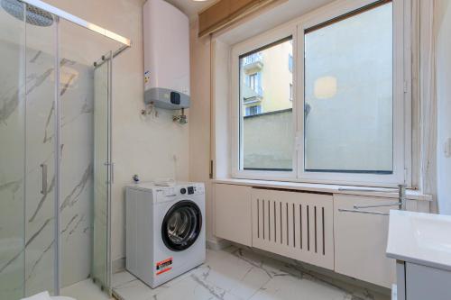 Family Apartment, Duomo 12 min Walk, 5 Guests, Near Covered PARKING