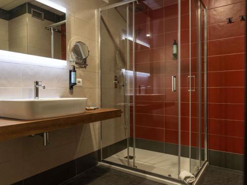 un baño con lavabo y ducha en Mercure Hotel President Lecce, en Lecce
