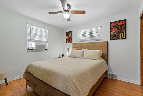 Un dormitorio con una cama y un ventilador de techo. en Modern Bellevue Retreat Near Stadiums & Downtown, en West View