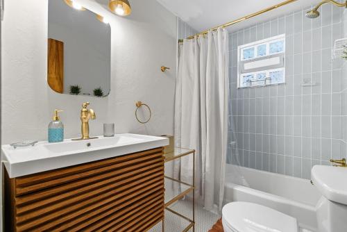 Un baño con lavabo, inodoro y ducha. en Modern Bellevue Retreat Near Stadiums & Downtown, en West View