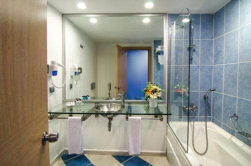 Een badkamer bij Altin Yunus Hotel & SPA - Çeşme