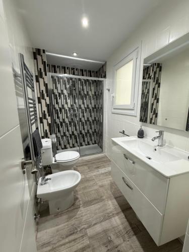 ein weißes Badezimmer mit zwei Waschbecken und einer Toilette in der Unterkunft Apartamento Annabelle in Haro