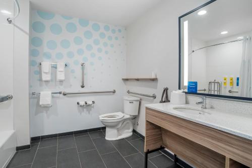 a bathroom with a toilet and a sink at Tru By Hilton Gastonia in Gastonia