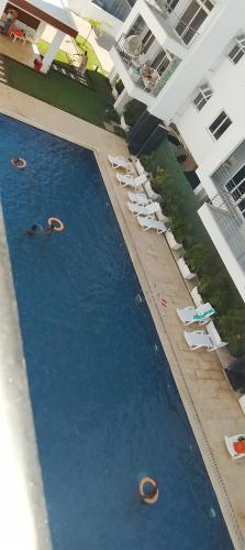 Una vista aérea de una piscina con tumbonas. en AQUA GARDENS SEAVIEW LUXURIOUS HOMESTAY NYALI Msa, en Mombasa