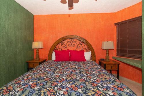 a bedroom with a large bed with red pillows at Sonoran Spa W409 in Campo del Medio