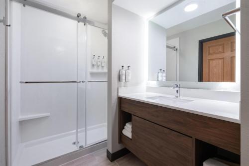 a bathroom with a sink and a shower at Best Western Premier Bridgewood Hotel Resort in Neenah