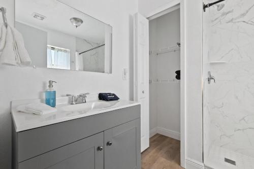 a white bathroom with a sink and a shower at Pool 9min Legoland Disney Universal 40 Min in Cypress Gardens