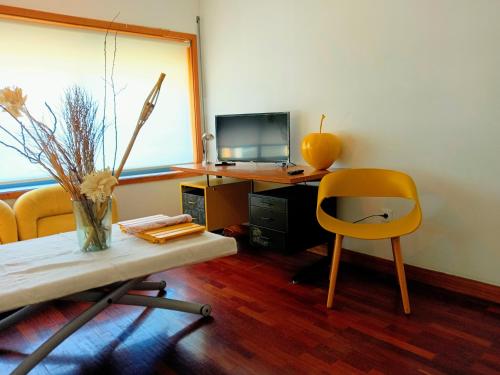 a room with a desk with a computer and a chair at Oporto Central Flat in Porto