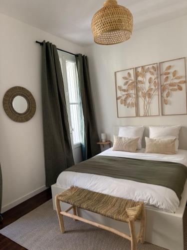 ヴェルネ・レ・バンにあるAppartement de charme et lumineux, 2 chambresの大きなベッドと窓のある寝室