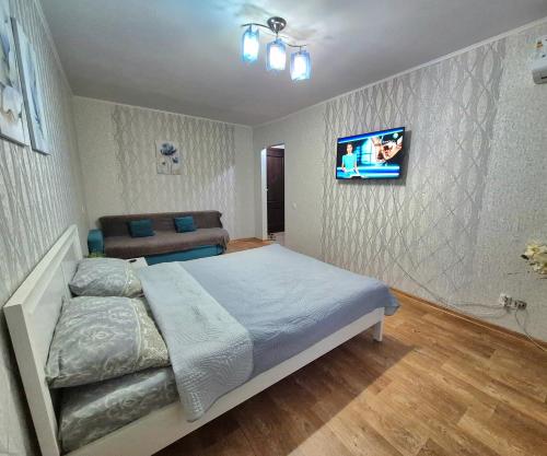 Кровать или кровати в номере Однокомнатная на Абубакира Кердери 174