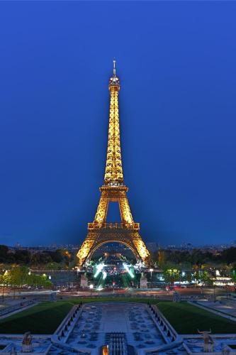 Eiffel Tower 6-Min Walk Charming Studio 3 sleeper