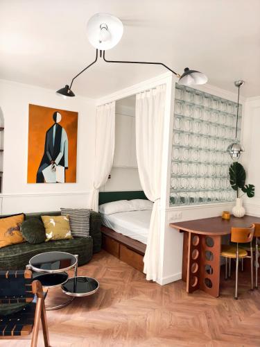 Eiffel Tower 6-Min Walk Charming Studio 3 sleeper