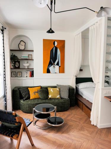 Eiffel Tower 6-Min Walk Charming Studio 3 sleeper