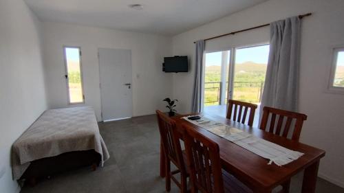 Postel nebo postele na pokoji v ubytování Cabañas Altos del Cerro Potrero de los Funes con vistas a las Sierras