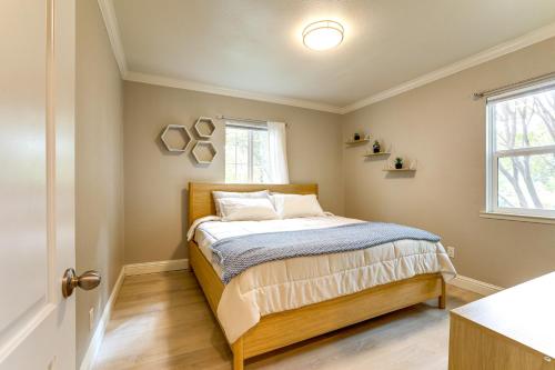 een kleine slaapkamer met een bed en een raam bij Charming Retreat 1 Mi to UC Davis Medical Center in Oak Park