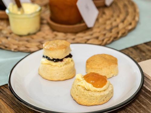 tres galletas en un plato blanco sobre una mesa en ibis Styles Montauban, en Montauban