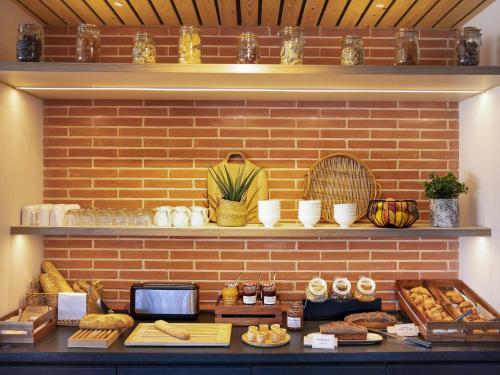 Una panadería con pan y pasteles en una pared de ladrillos. en ibis Styles Montauban, en Montauban